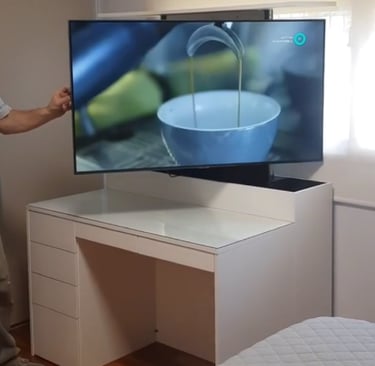 Escritorio con sistema integrado para elevar la tv