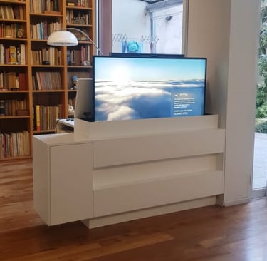 El mueble tiene espacio para una tv de 58", pero el modelo actual es de 55"