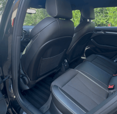 interieur de voiture propre après le passage d'un proffessionel du nettoyage de voiture 