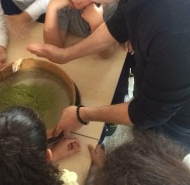 yous artist during henna workshop
