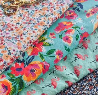 Tissus fleuris et colorés avec ciseaux de broderie Bohin dorés