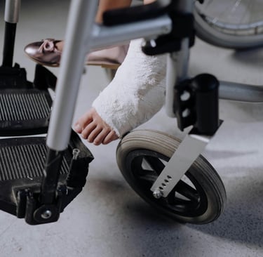 trabalhador acidentado, com pé lesionado e utilizando cadeira de rodas após acidente do trabalho