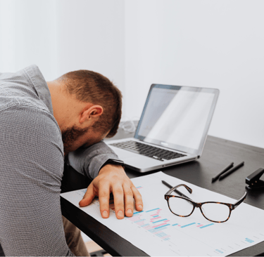 pessoa com crise de burnout no trabalho sobre o notebook