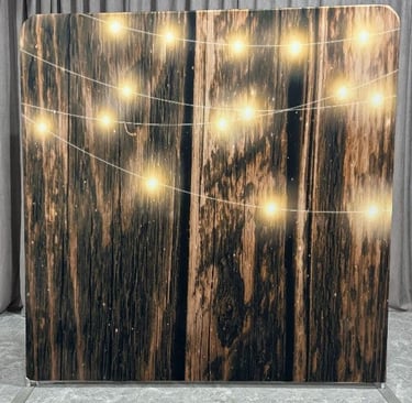 Rustieke fotobooth met houten backdrop en sfeerverlichting