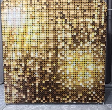 Glamorous fotobooth-backdrop met gouden accenten – huwelijksfeest in West-Vlaanderen