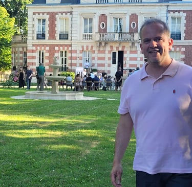 Johan Farjot devant le château de Saint Germain du Plain