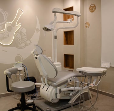 Consultorio dental moderno en Sonrilandia Tepic con sillón y decoración temática.