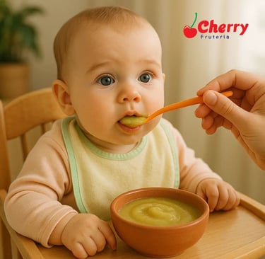 Bebé comiendo puré natural.