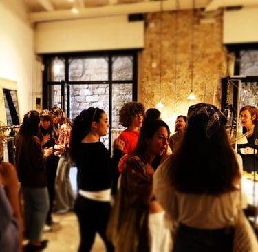 Líderes creativas del círculo MASTRO en un encuentro presencial, activando el poder de la comunidad 