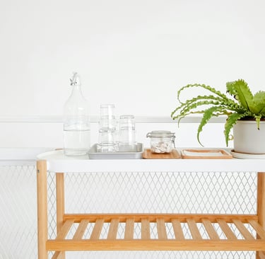 Nettoyage méticuleux d’un salon avec un canapé beige et un tapis clair.