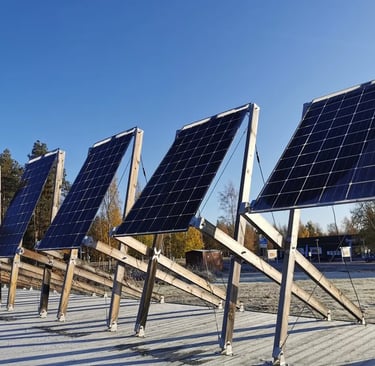 Fotografía de varios paneles solares en la química farmacéutica color azul marino con líneas color blanco.