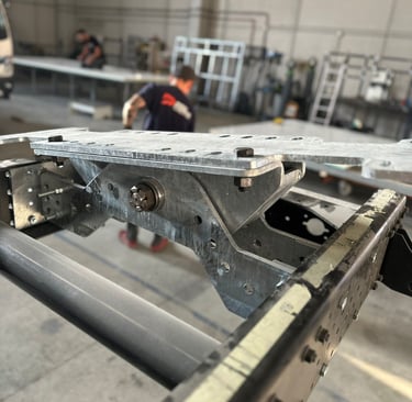 trabajador en un taller mecánico
