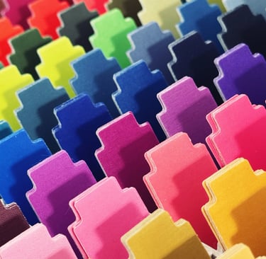 Een groot aantal kleurrijke papieren die de kleuradviesdienst vertegenwoordigen