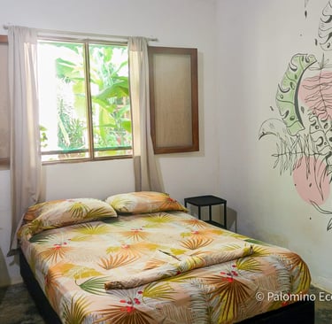 cama doble de una habitación privada con vista al jardín