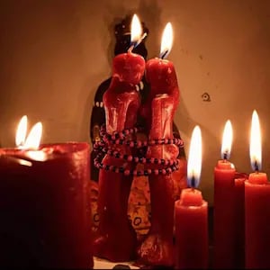 poderosos rituales de pareja con velas hechas en parafina virgen consagradas ala intención, el amor