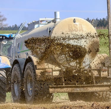 Aplicação de fertilizante orgânico em solo agrícola, representando práticas sustentáveis no campo