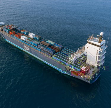 Navio transportando produtos agrícolas para exportação
