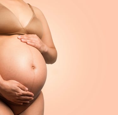 Fisioterapia para embarazadas: abdomen de mujer gestante acariciando su barriga