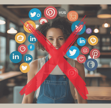 Woman with crossed-out social media icons – symbolic image showing that visibility is possible even without social media expe