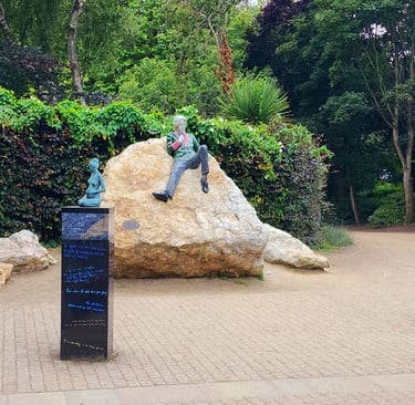 Oscar Wilde can still be seen hanging around Dublin!