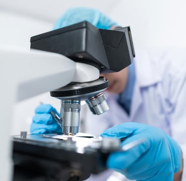Um pesquisador realizando um experimento científico