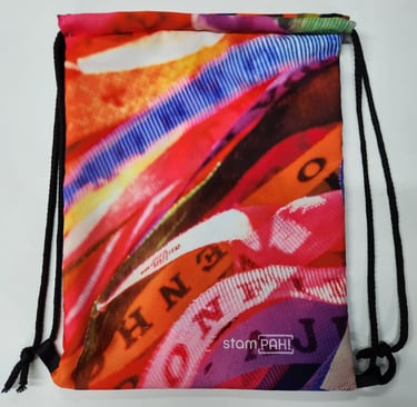 Imagem de uma mochila em sublimação com detalhes das fitas do nosso senhor do Bonfim