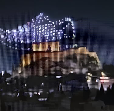 Drones formam a imagem de um tênis, à noite, sobre a Acrópole, em Atenas (crédito ZUMA Press).