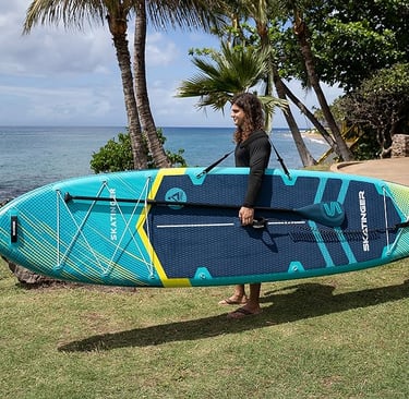 vyras nešasi irklentę Skatinger. Spalva tamsiai mėlyna, šviesiai mėlyna ir geltona