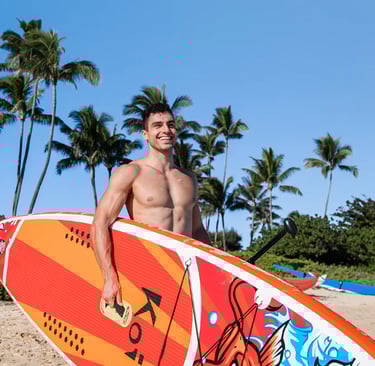 vyras nešasi irklentę, kuri yra ryškių spalvų orandžinė, 350 cm ilgio