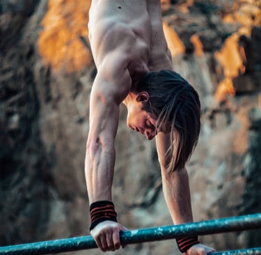 Una imagen general que represente a adultos practicando diferentes disciplinas de gimnasia, como cal
