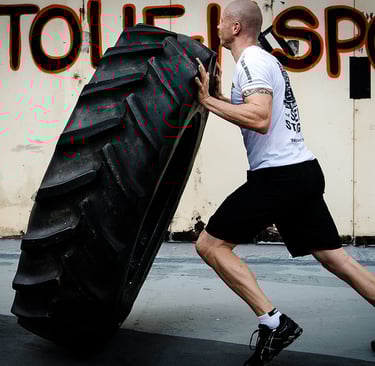 Imagen de una persona realizando acrobacias o movimientos creativos, como saltos o giros en el aire,