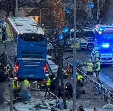 Bussionnettomuus Valhallavägen Tukholma