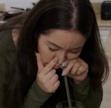 Nainen vetää kaiken ruokansa nenän kautta