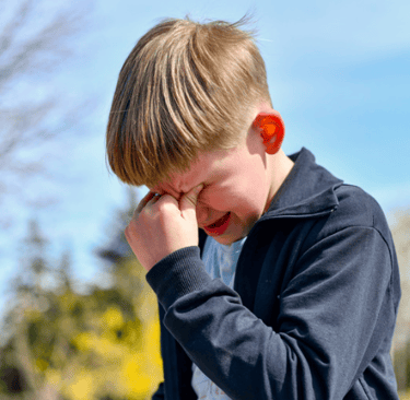 Un enfant en larmes, illustrant l’impact émotionnel du deuil sur les enfants