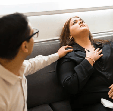 Femme en crise symbolisant les crises d'angoisse et de panique comme obstacles à la sérénité.