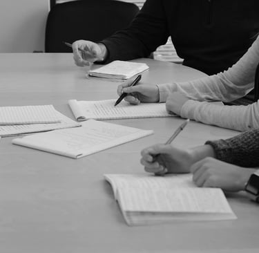 des personnes écrivant sur un bloc note