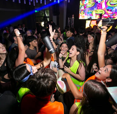 Grupo de jóvenes bailando y festejando en fiesta de 15 con pantalla LED y DJ en vivo