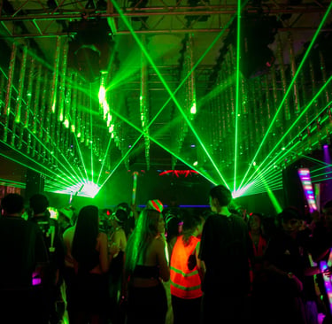 Pista de baile de fiesta de 15 con lasers verdes y jóvenes bailando