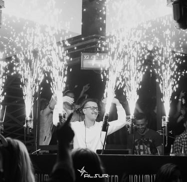DJ profesional operando consola de mezcla y luces en un evento social elegante