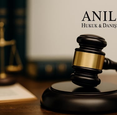 alt="İlamsız icra başvurusunu anlatan masa sahnesinde Avukat Mehmet Buğra Anıl çalışırken"