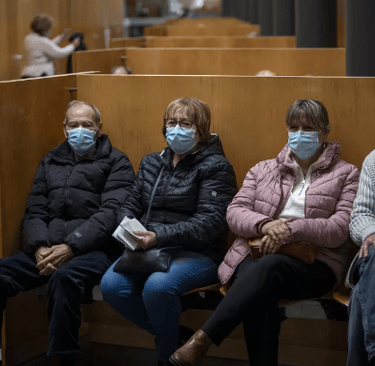 pessoas com máscaras no hospital
