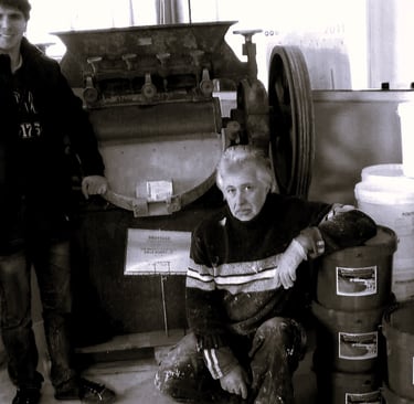 50 ANS peintures LACROIX devant vieille broyeuse