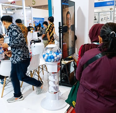 Mesin gacha lollipop di booth PT Esco Utama, Lab Indonesia 2026, ICE BSD City