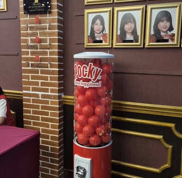 Sewa gacha tabung Omochapy untuk activation Pocky dan JKT48 dengan hadiah merchandise eksklusif di area event.
