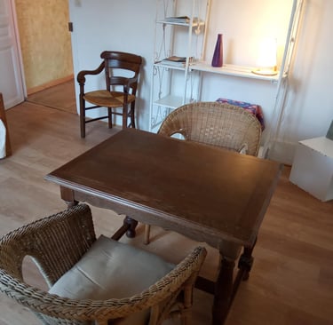 bureau avec table et chaises