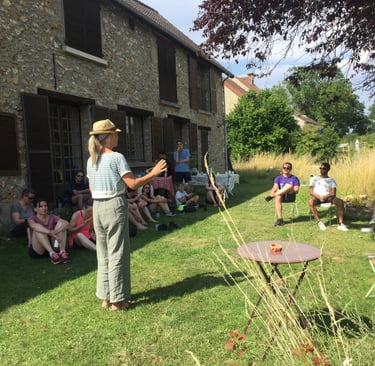 groupe de gens dans un jardin
