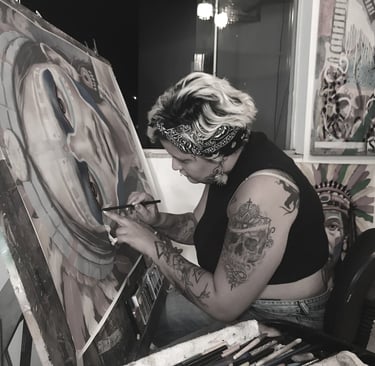 Ateliê de Amanda com telas de arte indígena contemporânea.