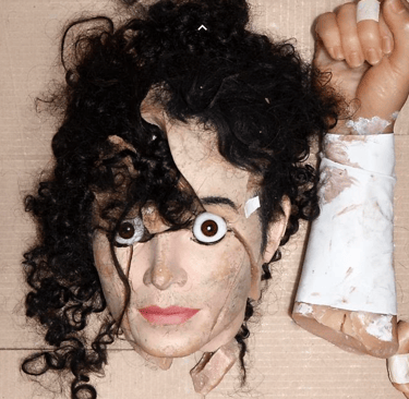 Michael Jackson despedaçado – Imagem de figura de cera de Jackson, rosto e membros danificados.