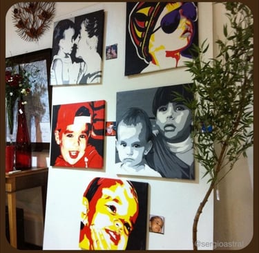 Estilo e sofisticação em cada detalhe, com destaque para quadros artísticos na parede.