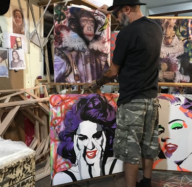 Ambiente criativo do ateliê, com o artista trabalhando em detalhes de uma obra complexa.